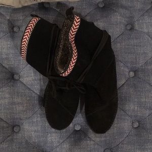 Toms cozy, soft, fleece lined suede boots